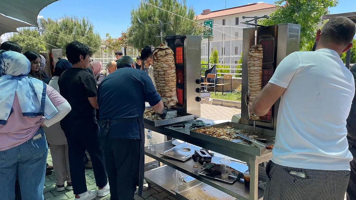 Fethiye’de kermes coşkusu: Okul, veli ve öğrenciler el ele