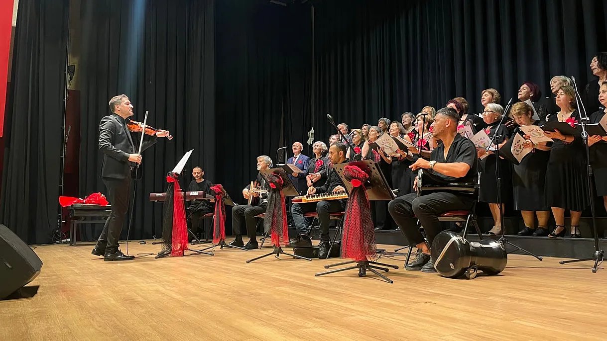 Fethiye’de SAYAP kursiyerlerinden konser ve tiyatro akşamı