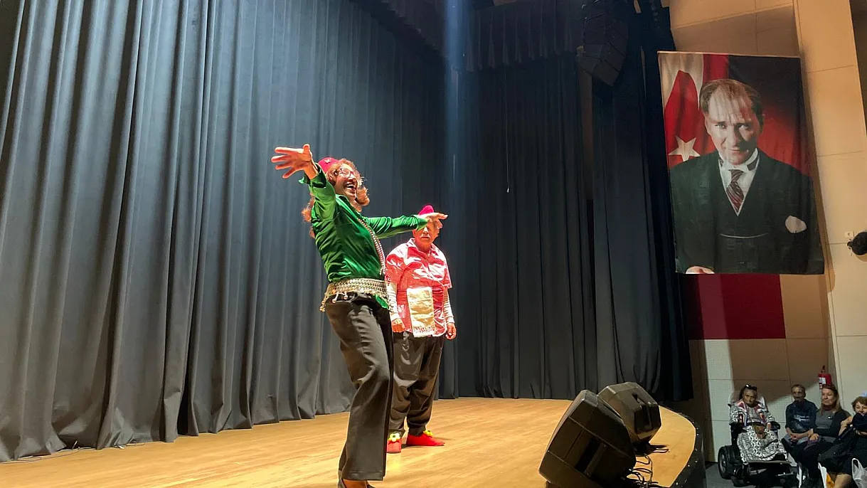 Fethiye'de SAYAP kursiyerlerinden konser ve tiyatro akşamı