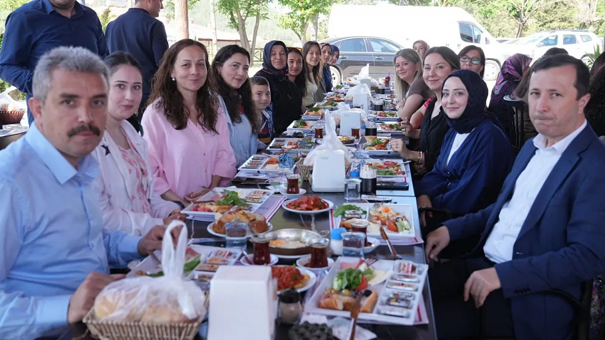Başkan Akdenizli, Kadın Personelin Anneler Günü'nü Kutladı