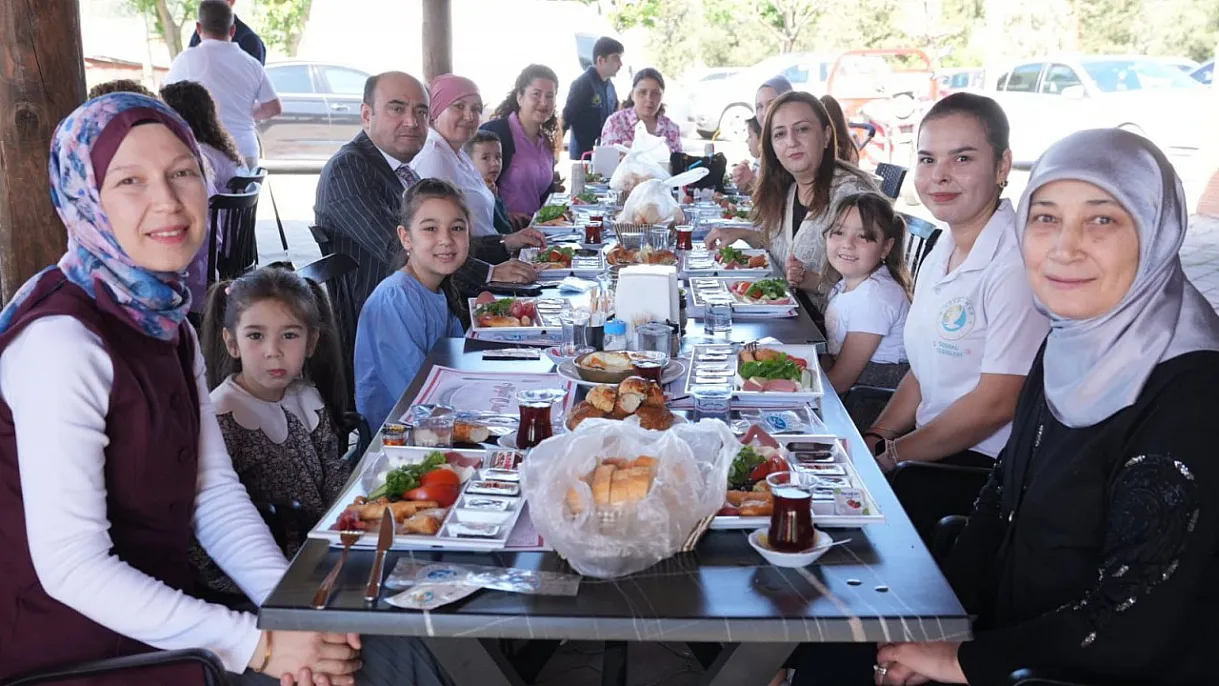 Başkan Akdenizli, Kadın Personelin Anneler Günü'nü Kutladı