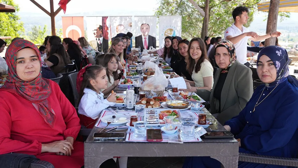 Başkan Akdenizli, Kadın Personelin Anneler Günü’nü Kutladı