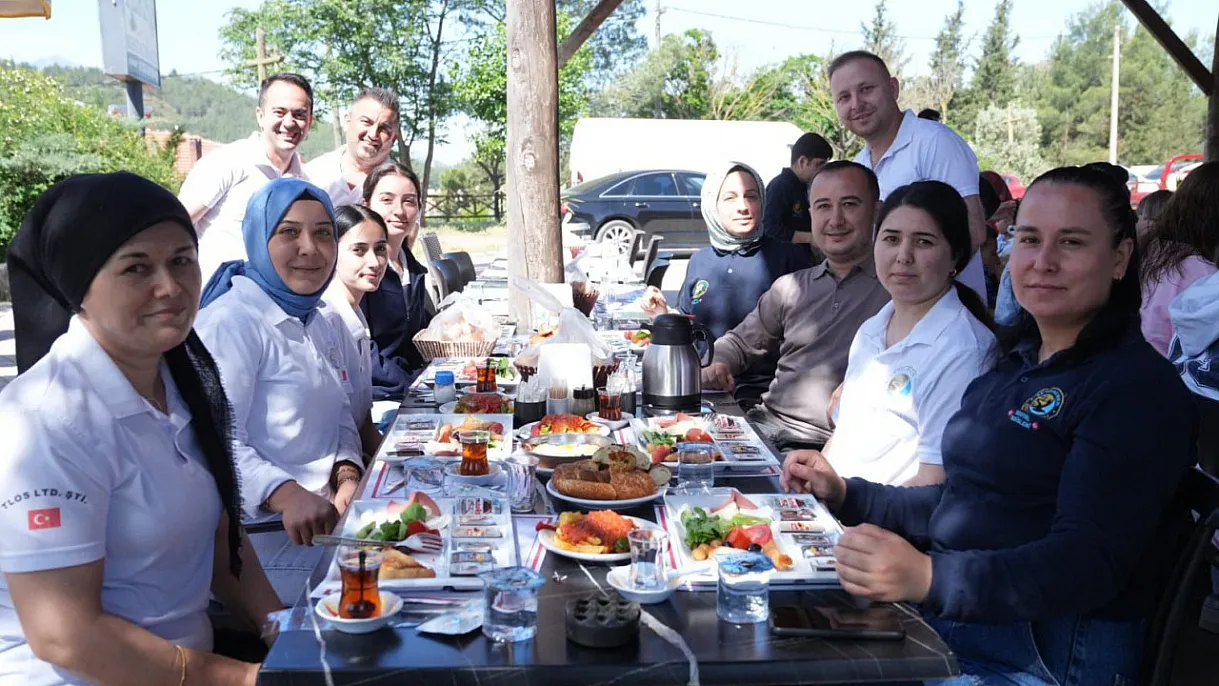 Başkan Akdenizli, Kadın Personelin Anneler Günü’nü Kutladı