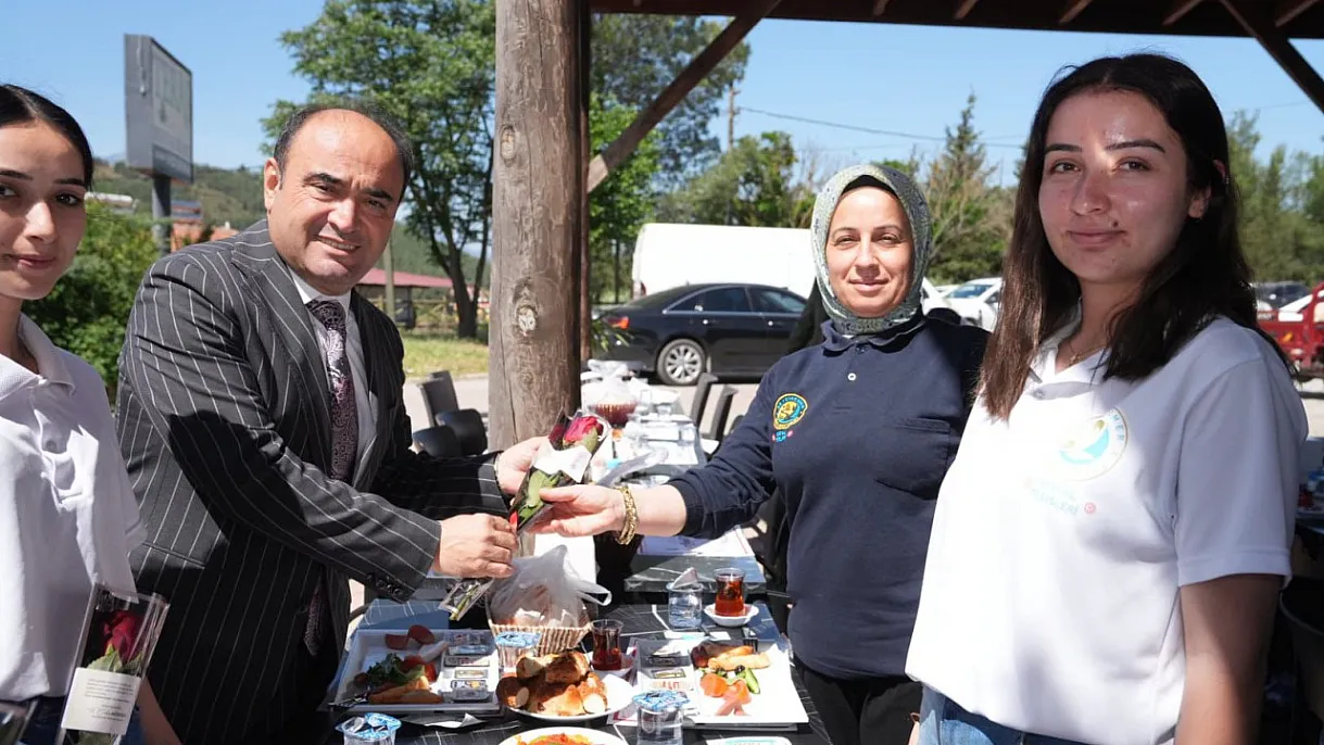 Başkan Akdenizli, Kadın Personelin Anneler Günü’nü Kutladı