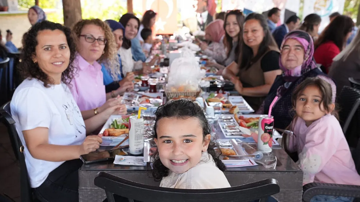 Başkan Akdenizli, Kadın Personelin Anneler Günü’nü Kutladı