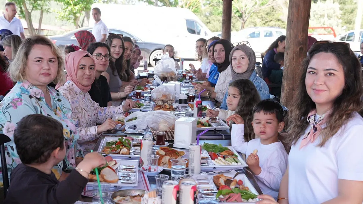 Başkan Akdenizli, Kadın Personelin Anneler Günü’nü Kutladı