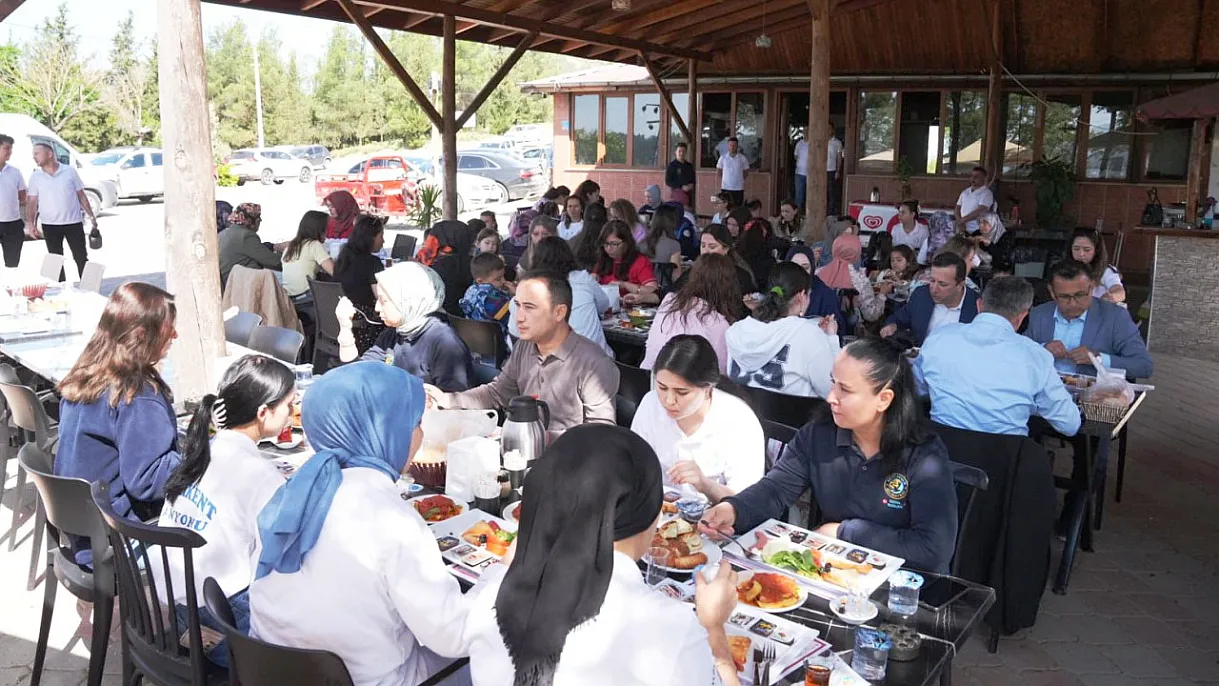 Başkan Akdenizli, Kadın Personelin Anneler Günü'nü Kutladı