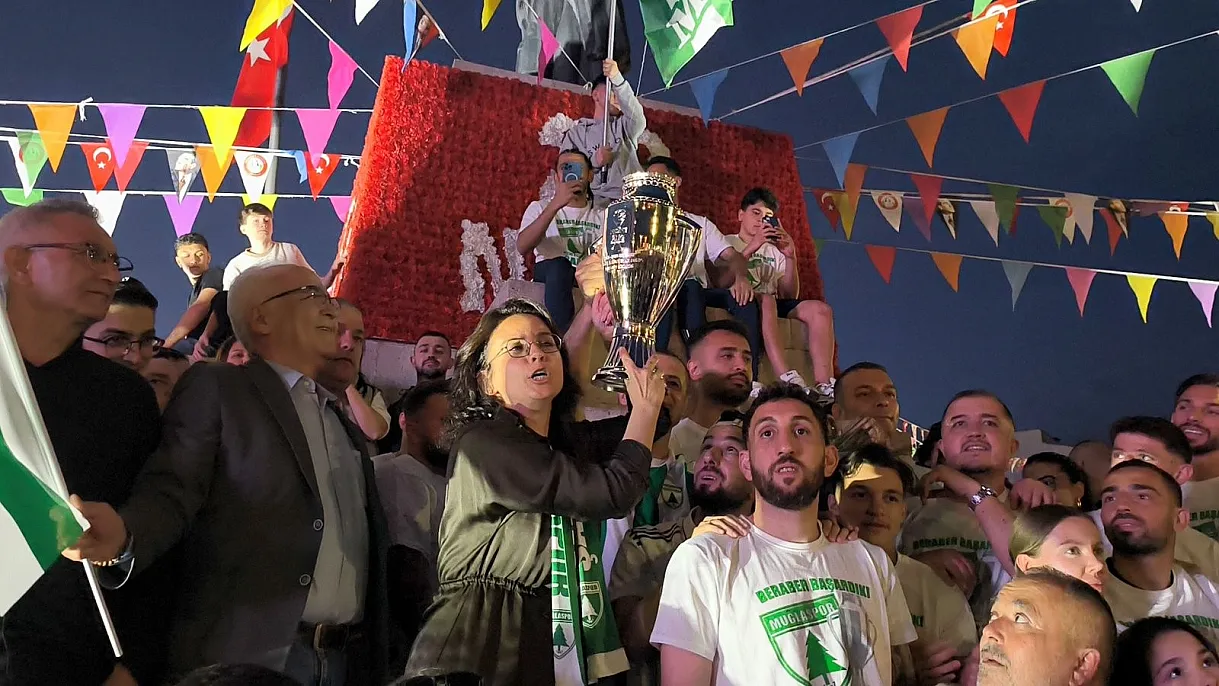 Muğlaspor kupa ile evine döndü