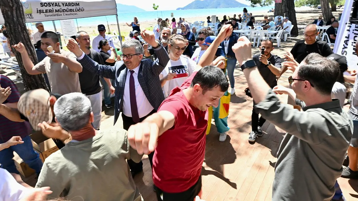 Akmaz Halk Plajı'nda Anlamlı Sezon Açılışı