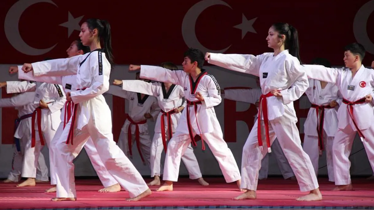 Muğla'daki 19 Mayıs coşkusu salonlara sığmadı