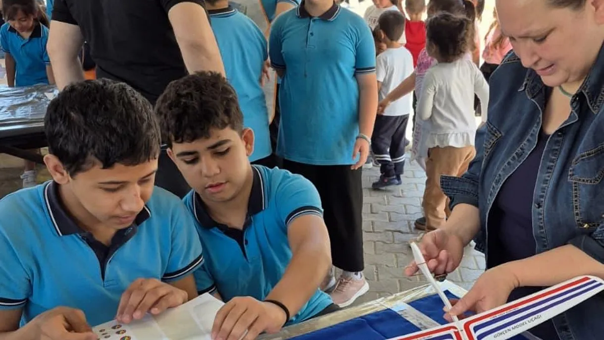 Fethiye Karagedik'te öğrenciler model uçak yapıp uçurdu