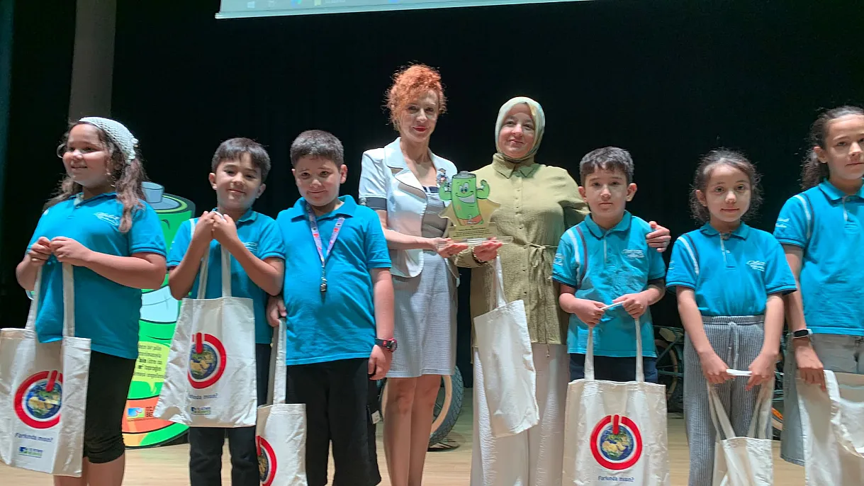 Schools That Ranked in Waste Battery Collection Were Awarded