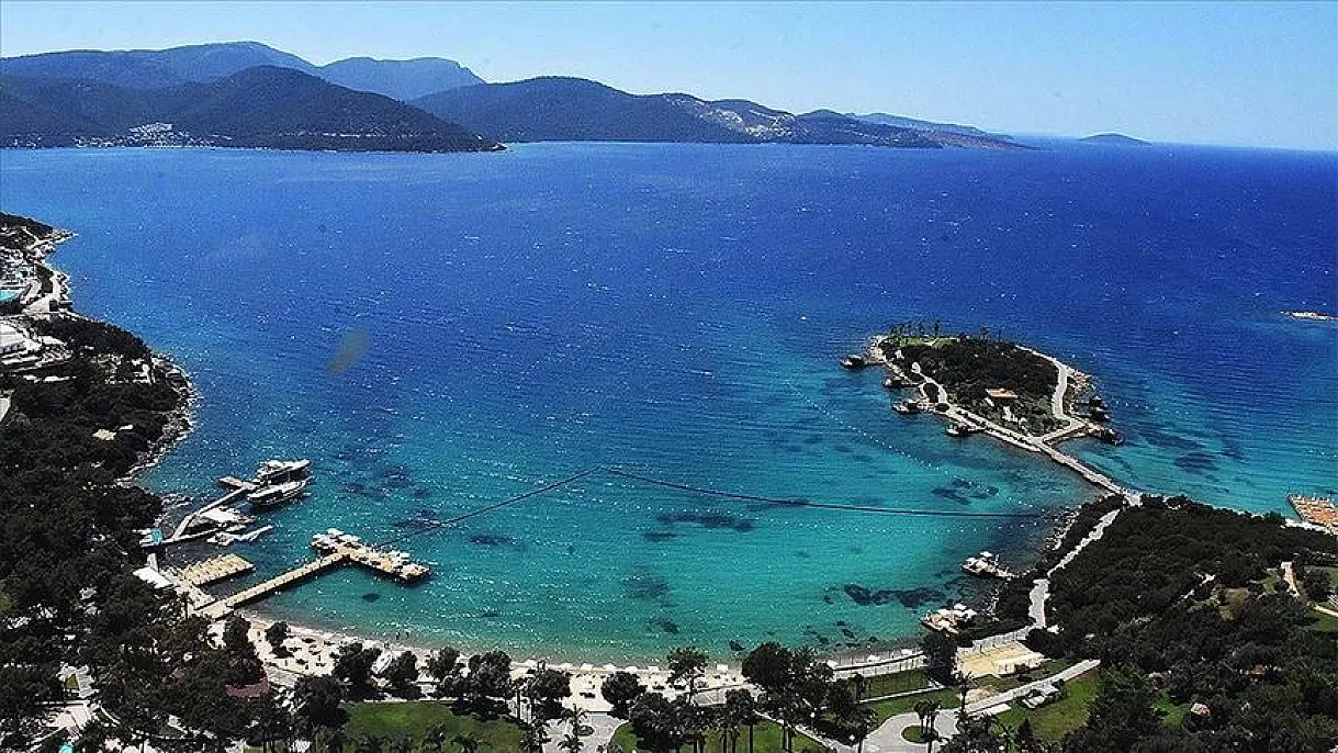 Marmaris: Slightly cloudy, 22 / 32 °C