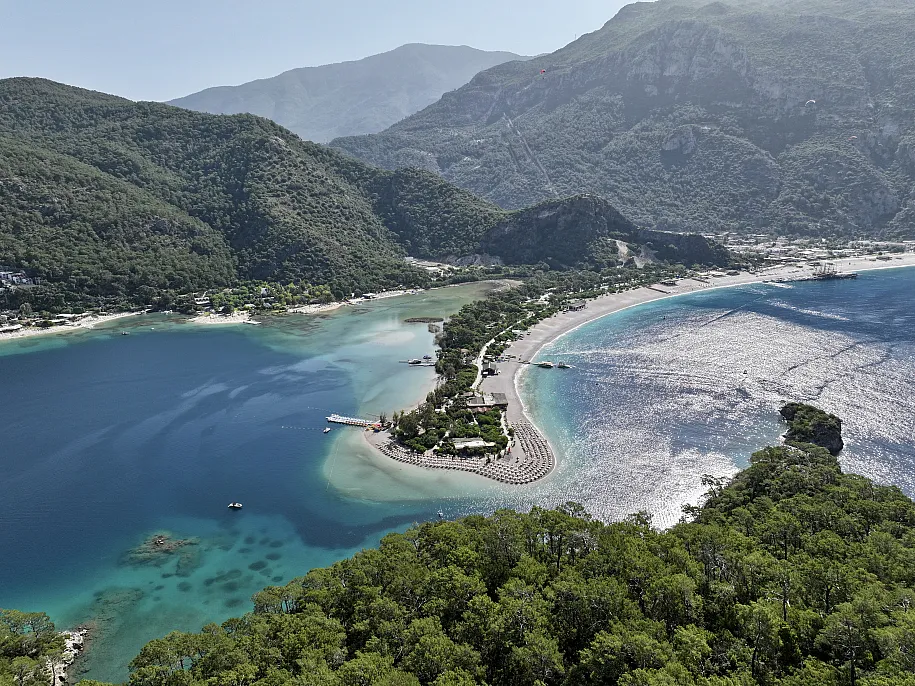 Fethiye: Slightly cloudy, 24 / 35 °C