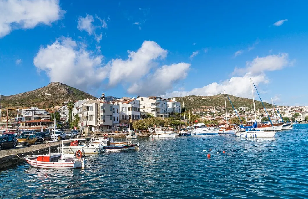 Datça: Slightly cloudy, 24 / 33 °C