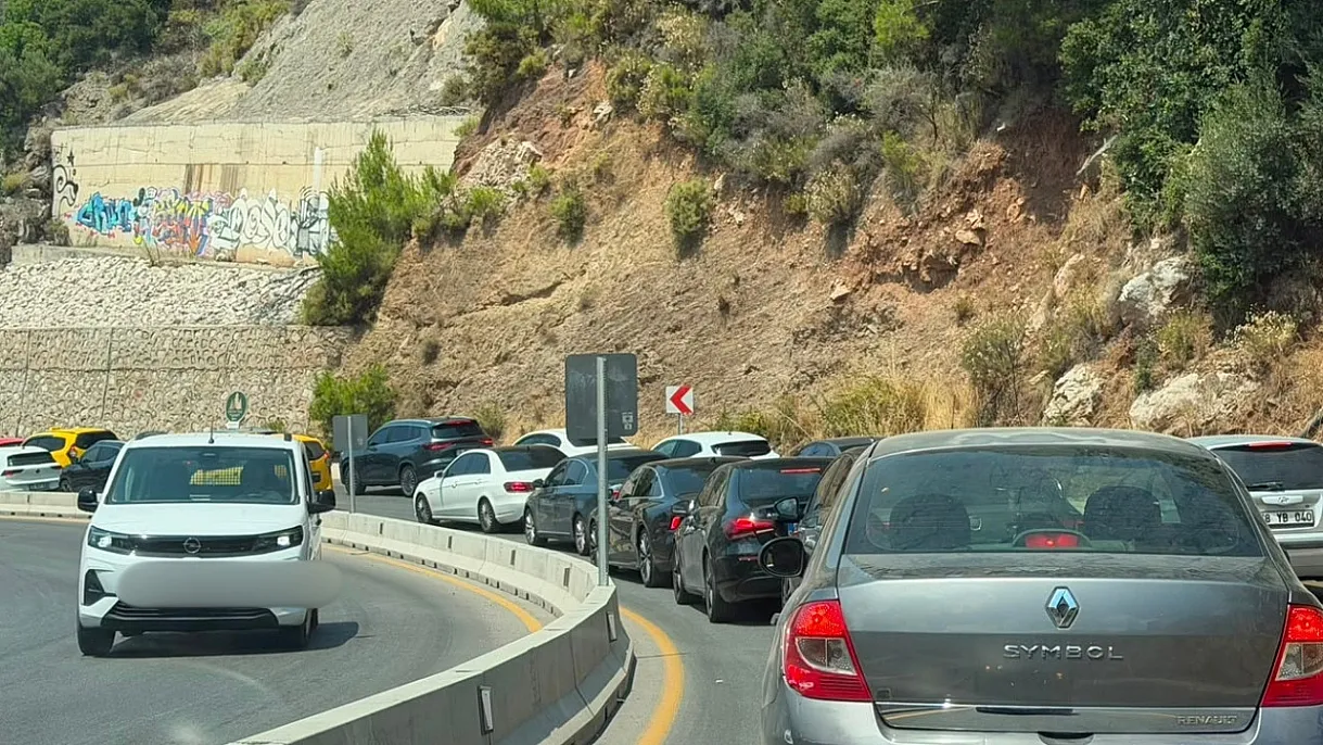 Traffic ordeal on the Fethiye-Ölüdeniz road: Kilometers-long vehicle queue formed