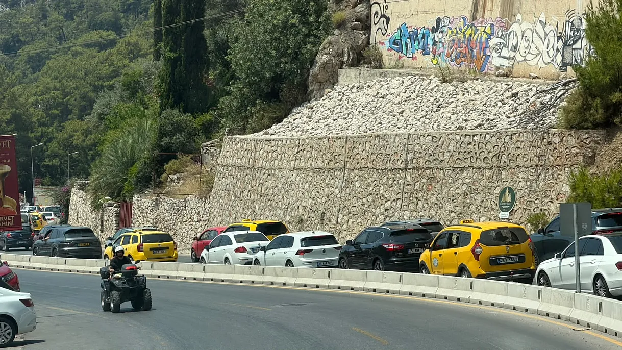 Traffic ordeal on the Fethiye-Ölüdeniz road: Kilometers-long vehicle queue formed