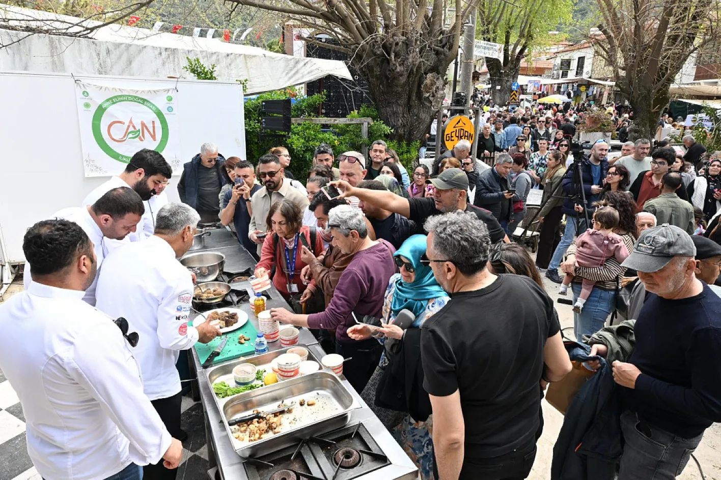 Yeşilüzümlü'de dastar rüzgarı… Geleneksel dokuma defilesi yoğun ilgi gördü