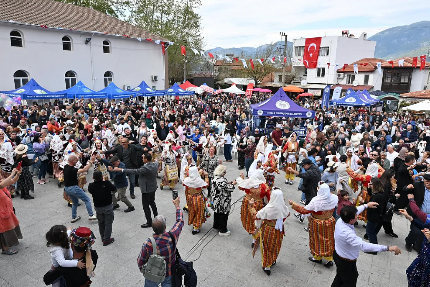 Yeşilüzümlü'de dastar rüzgarı… Geleneksel dokuma defilesi yoğun ilgi gördü