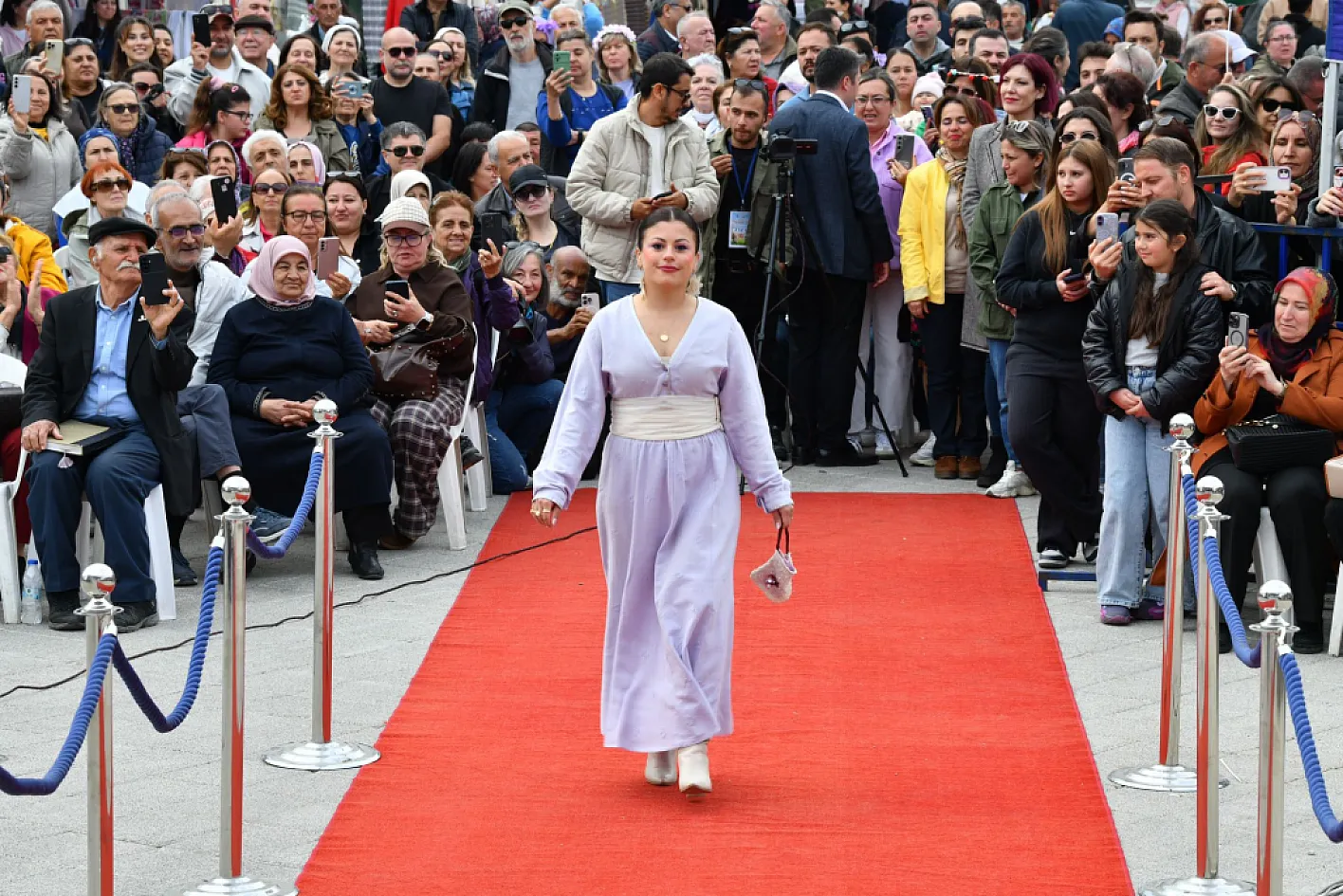 Yeşilüzümlü'de dastar rüzgarı… Geleneksel dokuma defilesi yoğun ilgi gördü