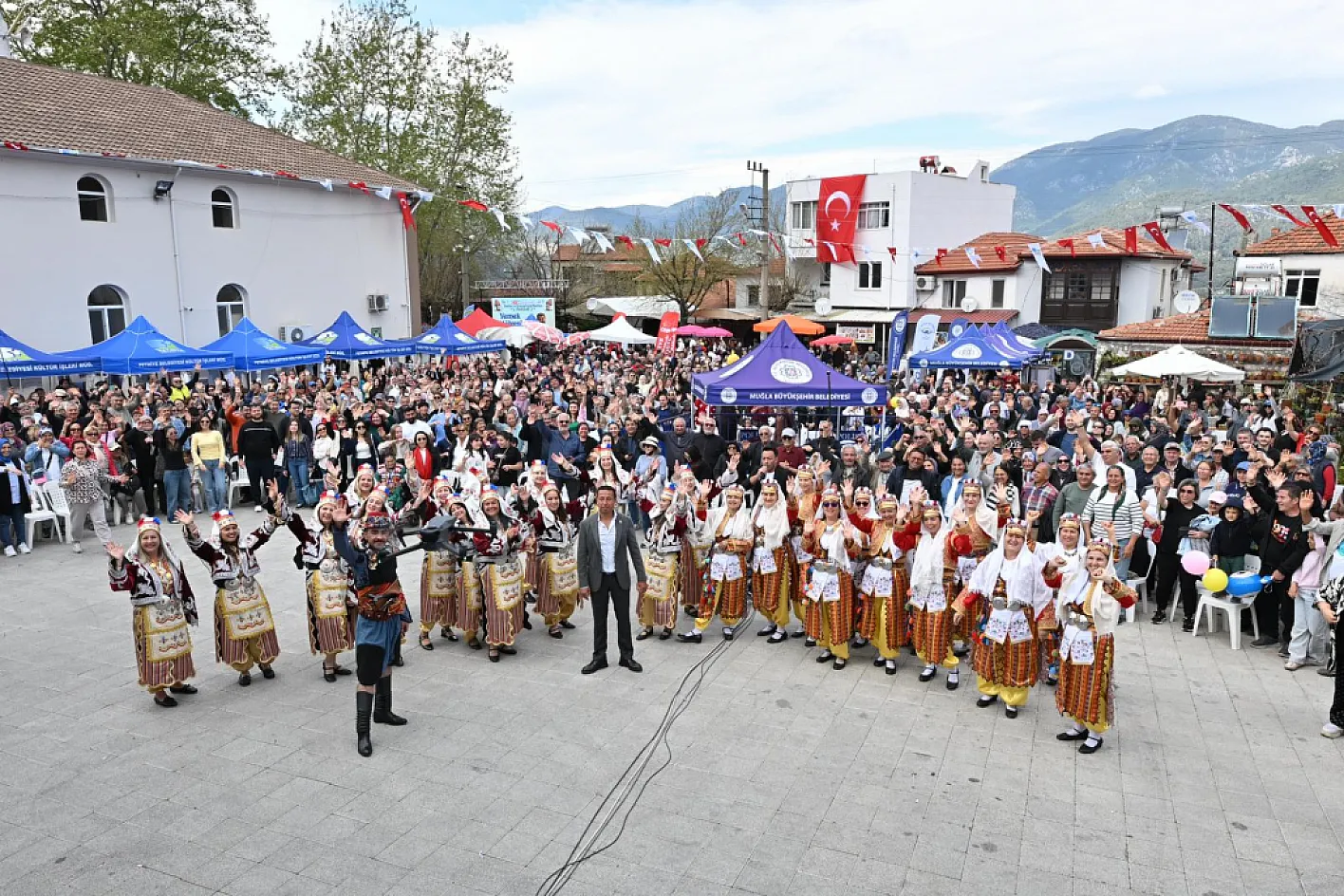 Yeşilüzümlü'de dastar rüzgarı… Geleneksel dokuma defilesi yoğun ilgi gördü