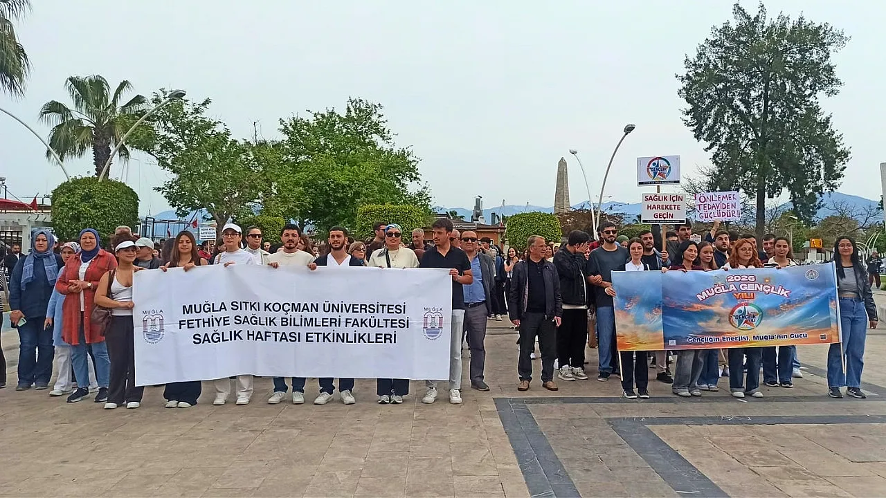 Fethiye'de 'Sağlık İçin Birlikte Bilimin Yanındayız' yürüyüşü 'Gençlik Yılı' etkinlikleriyle buluştu