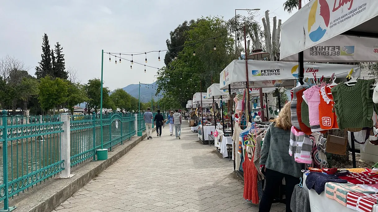 Fethiye’de kanal kenarında kadın emeğinin renkli yüzü