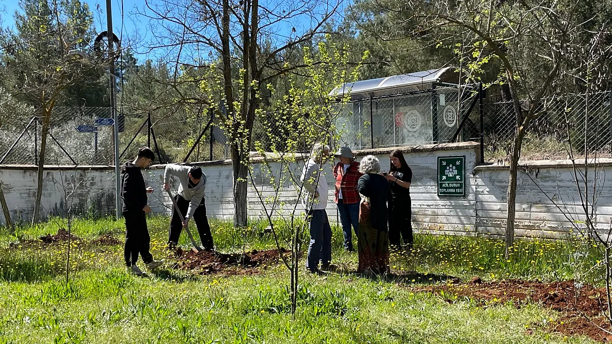 Geleceğe yeşil miras bırakıldı: Fethiye’de 250 fidan toprakla buluştu