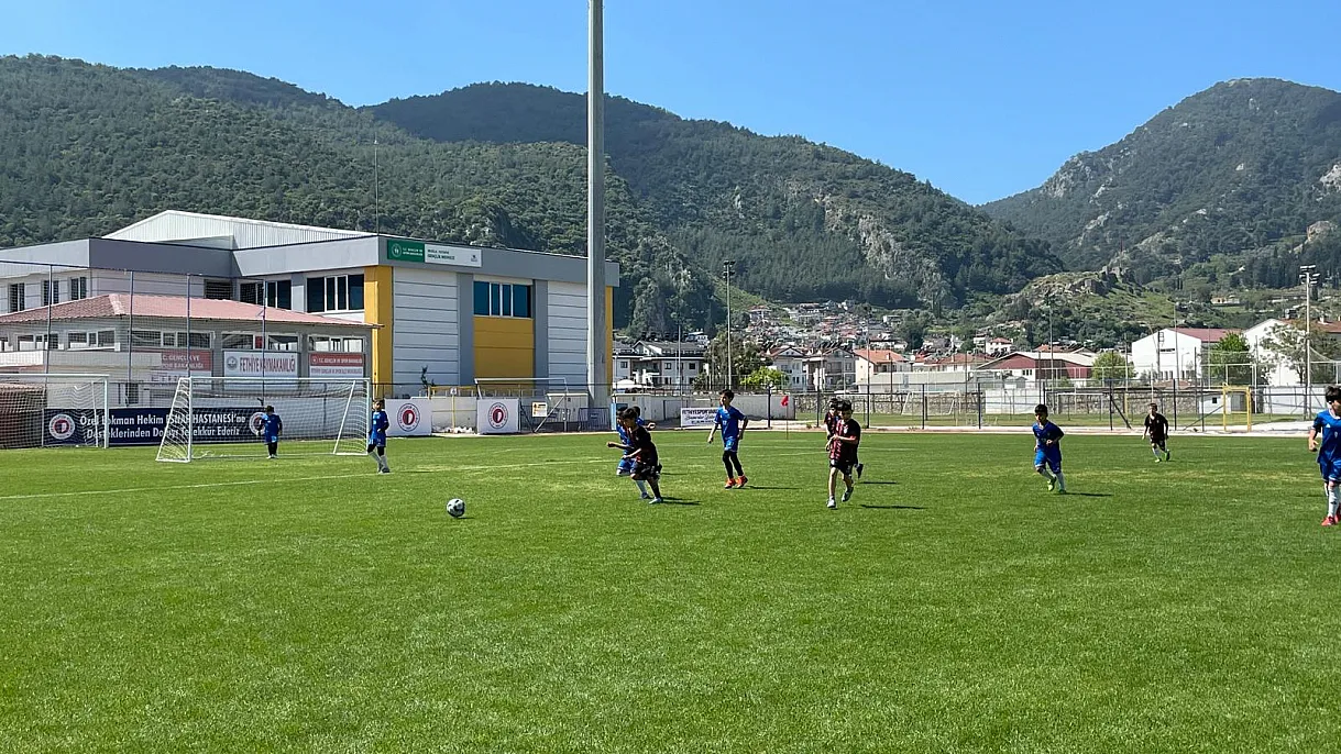 Turnuvaya katılan tüm kulüplere ve sporculara plaket ve madalya