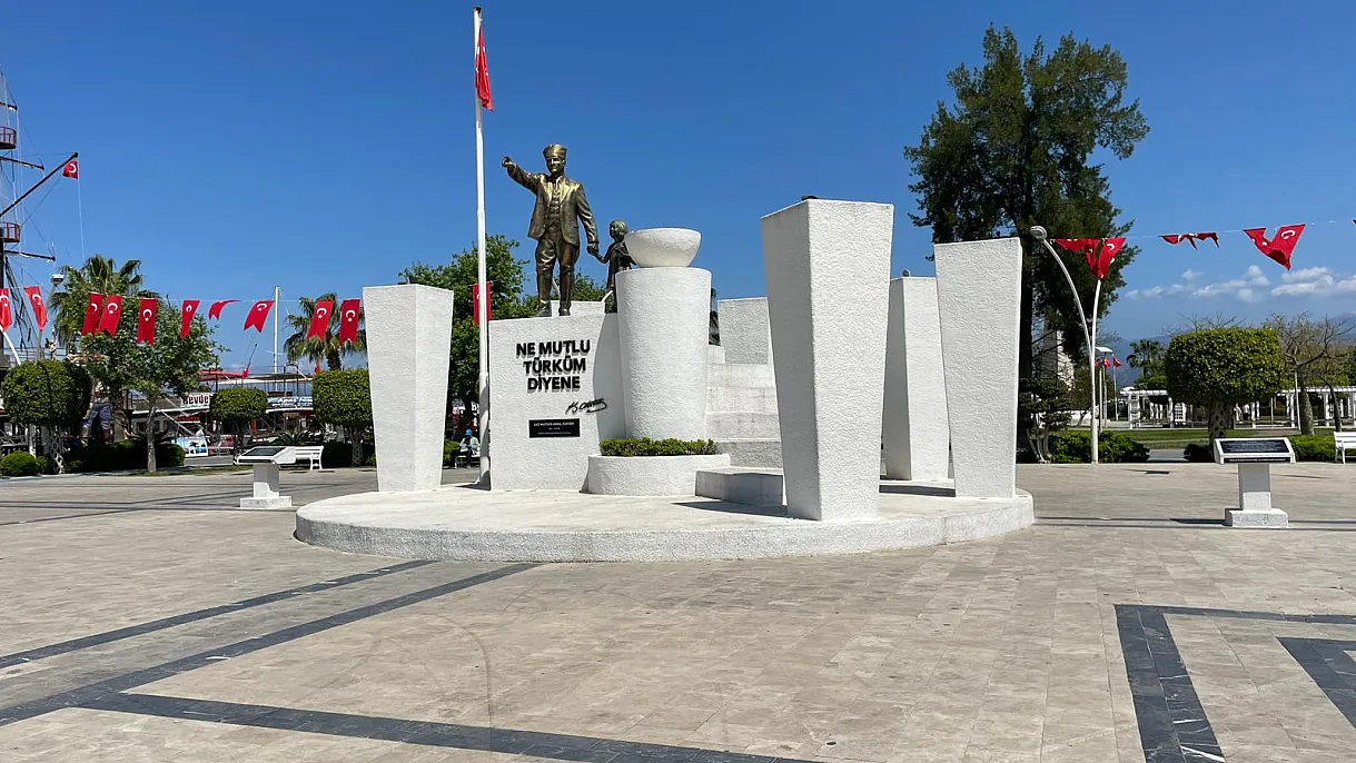 Beşkaza Meydanı, Türk bayraklarıyla donatıldı