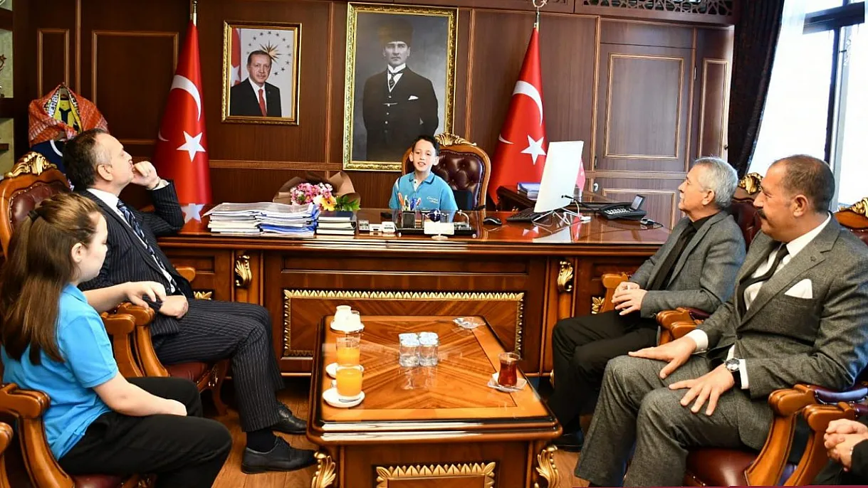 Zeynep Poliçe ve Ahmet Atalay, temsili olarak Kaymakamlık makam koltuğuna oturdu