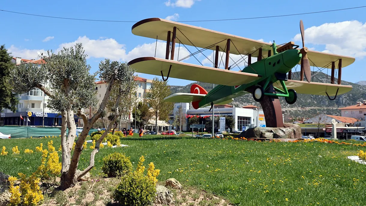 Uçak, Kuşadası'na düştü