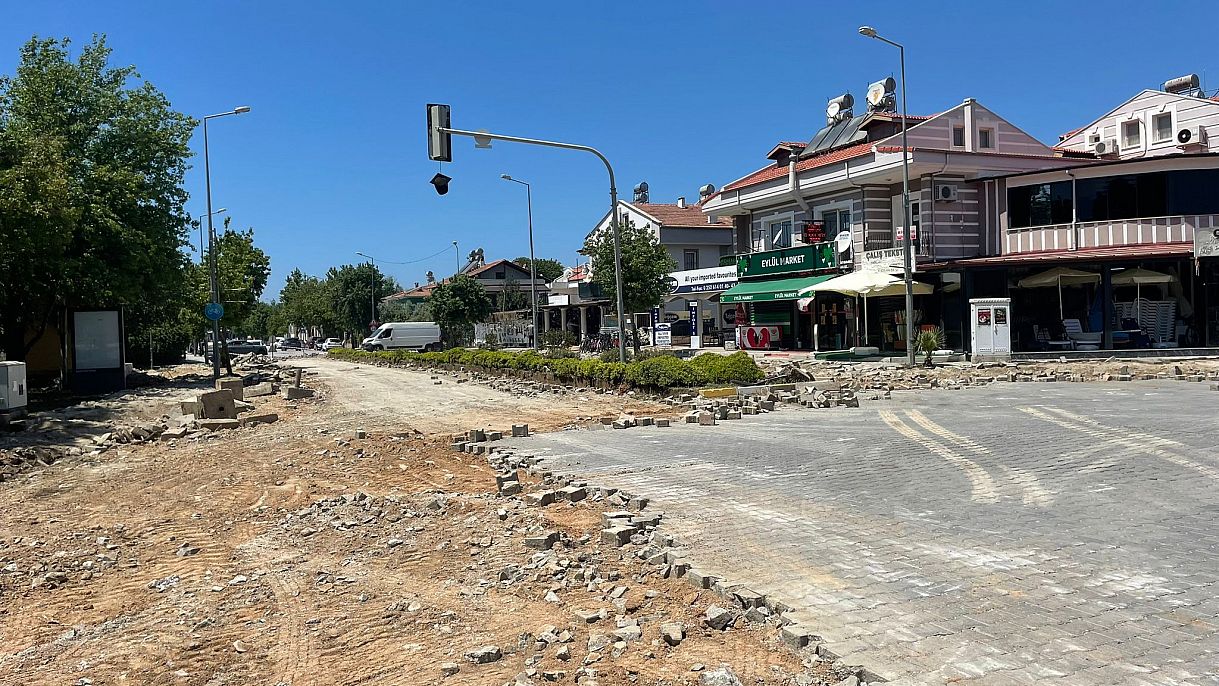 Fethiye Belediyesi Yerguzlar Caddesi’nde parke yenileme çalışmasına başladı