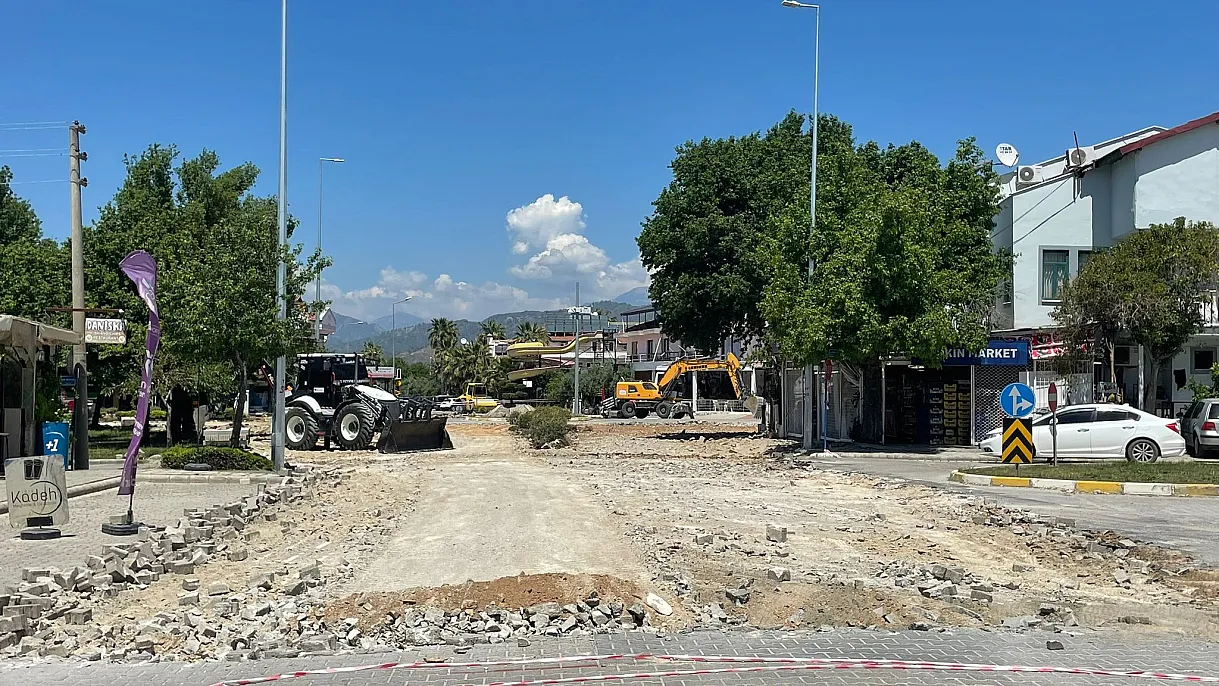 Fethiye Belediyesi Yerguzlar Caddesi’nde parke yenileme çalışmasına başladı