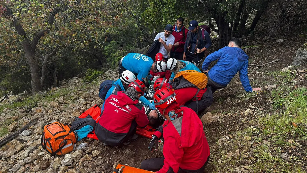 Fethiye'de tarihi Likya Yolu'nda ayağı kırılan kişi kurtarıldı