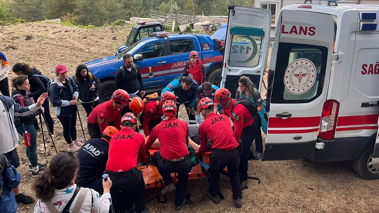 Fethiye'de tarihi Likya Yolu'nda ayağı kırılan kişi kurtarıldı