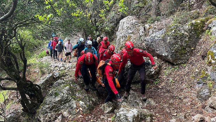 Fethiye'de tarihi Likya Yolu'nda ayağı kırılan kişi kurtarıldı