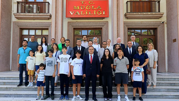 Muğla Governor Dr. İdris Akbıyık rewarded LGS champions with gold