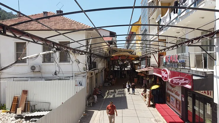 Fethiye’de Şemsiyeli Sokak Yenileniyor