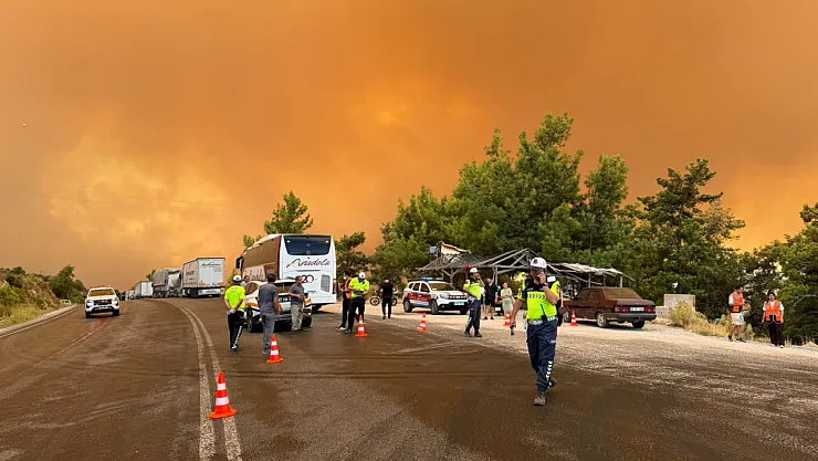 Fire in Seydikemer is advancing towards Burdur road
