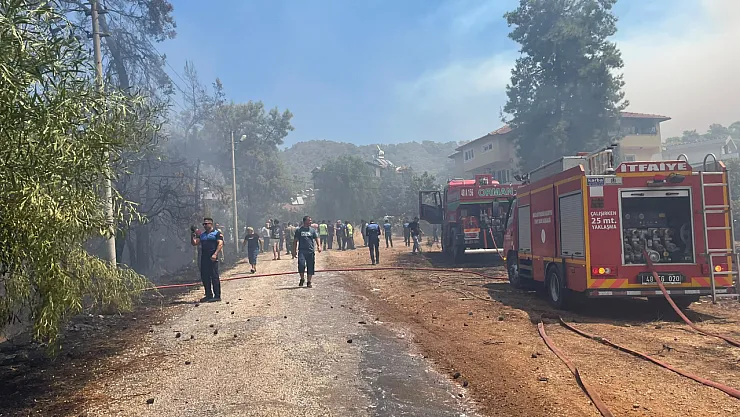 Fethiye'deki Yangında İhmal İddiası: Mahalle Sakinleri 'İki Gündür Kıvılcım Şikayetinde Bulunuyorduk'