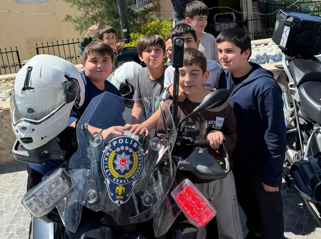 Hafız öğrencilerden polislere unutulmaz sürpriz