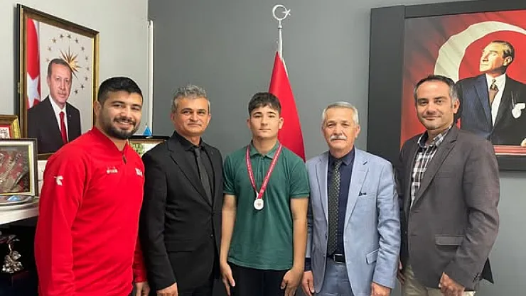 Fethiyeli Öğrenciden Güreşte Türkiye İkinciliği