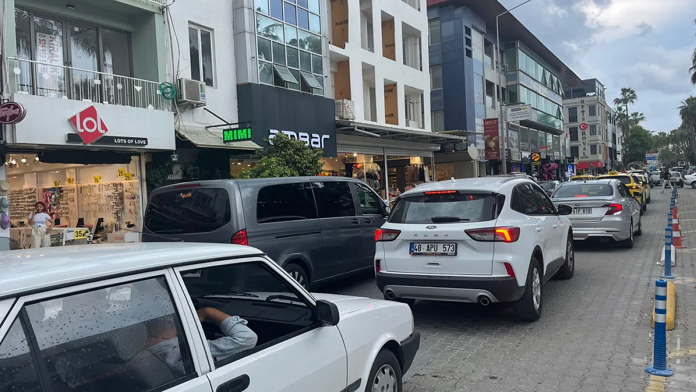 Fethiye Atatürk Caddesi en hareketli günlerinden birini yaşıyor