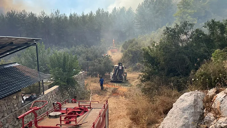 Fethiye Yeşilüzümlü'de evler tahliye ediliyor, koruma hatları oluşturuluyor