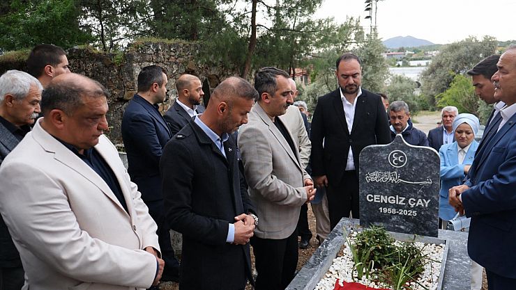 Emrah Oltulu, Merhum Cengiz Çay’ı Kabri Başında Andı
