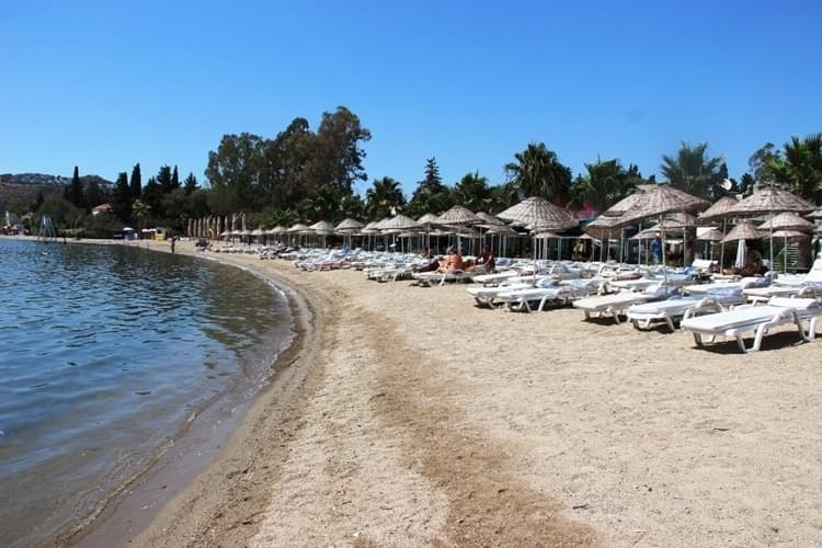 Ücretsiz halk plajında şezlong 400 TL loca 2000 TL
