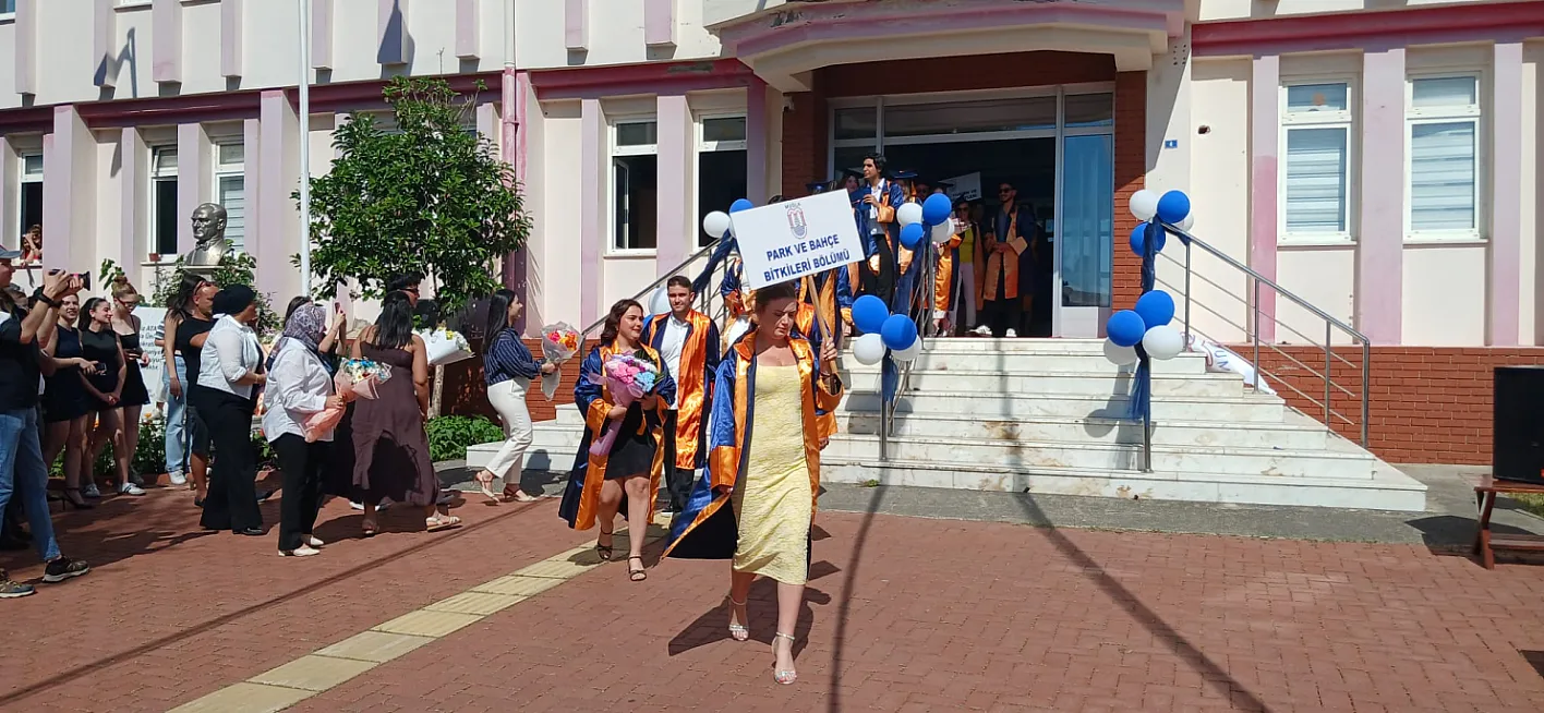 Fethiye Meslek Yüksekokulu’nda Mezuniyet Coşkusu: Yaklaşık 200 Öğrenci Kep Attı