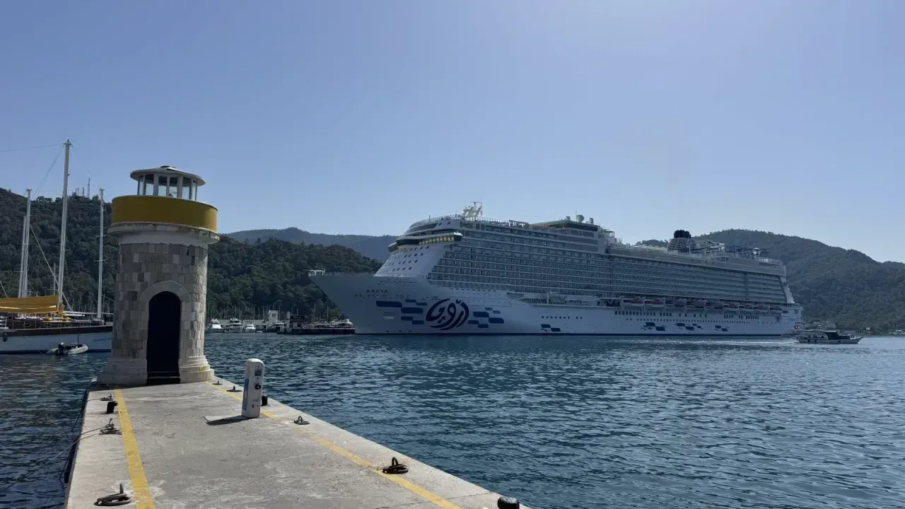 Aroya kruvaziyeri Marmaris’e 2 bin 540 turist getirdi