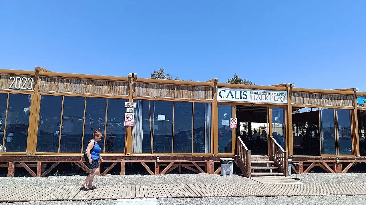 &Ccedil;alış Halk Plajı Uygun Fiyatlarıyla Ziyaret&ccedil;ilerin İlgisini &Ccedil;ekiyor